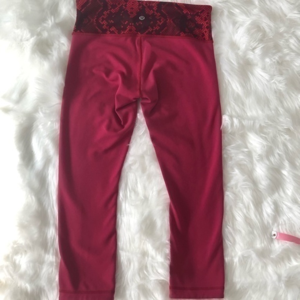 Lululemon Reverseable Crop Legging - image 6